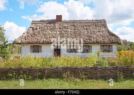 Il Museo della Campagna Mazovian in Sierpc, Polonia. Xix secolo legno casa colonica con il tetto di paglia. Foto Stock
