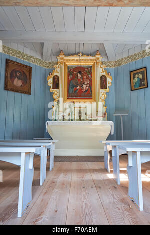 Il Museo della Campagna Mazovian in Sierpc, Polonia. Interno del XVII secolo la cappella di legno da Debsko. Foto Stock