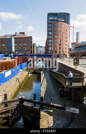 Il Rochdale canal a Deansgate Locks, Whitworth Street West, Manchester, Inghilterra, Regno Unito. Hacienda appartamento isolato sulla destra. Foto Stock