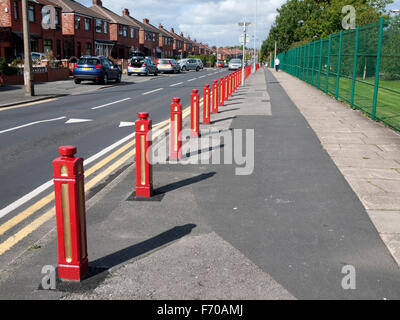 Paracarri per impedire il parcheggio auto sul marciapiede al di fuori di una scuola, Lewis Road, Droylsden, Tameside, Manchester, Inghilterra, Regno Unito Foto Stock