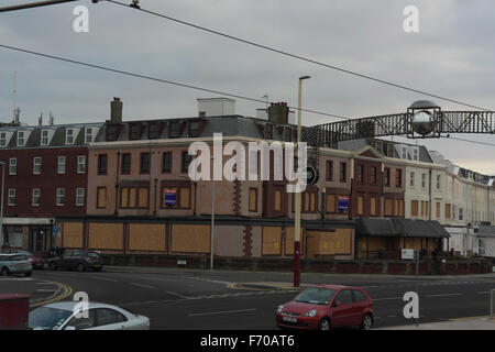 Cielo grigio visualizza tutto il New South Promenade di automobili parcheggiate a imbarcati-up Abbeydale Casa di cura, angolo di Harrow Place, Blackpool Foto Stock