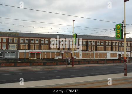 Vista su tutta la linea del tram e la promenade road a chiuso-verso il basso e sono saliti fino a windows Warwick Hotel, South Shore di Blackpool, Lancashire Foto Stock