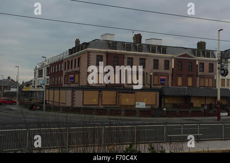 Cielo grigio vista attraverso il New South Promenade al imbarcati-up Abbeydale Casa di cura, all'angolo di Harrow Place, Blackpool, Regno Unito Foto Stock