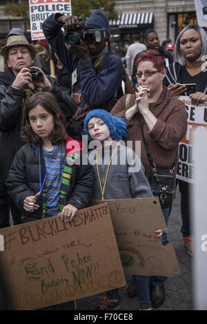 New York, Stati Uniti d'America. 22 Novembre, 2015. I bambini di marzo per portare più attenzione alla polizia tiri di bambini su 1 anno di anniversario dell uccisione da parte della polizia di dodici anni Tamir riso in Cleveland, Ohio. Egli aveva una pistola giocattolo. La polizia non è ancora stata caricata con qualcosa di un anno dopo l'incidente. Credito: David Grossman/Alamy Live News Foto Stock