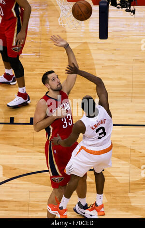 New Orleans, Louisiana, Stati Uniti d'America. 22 Novembre, 2015. Phoenix Suns guard Brandon Knight (3) spara contro New Orleans pellicani avanti Ryan Anderson (33) durante un'NBA Basketball gioco tra il New Orleans pellicani e il Phoenix Suns al Smoothie King Center di New Orleans, LA. Stephen Lew/CSM/Alamy Live News Foto Stock