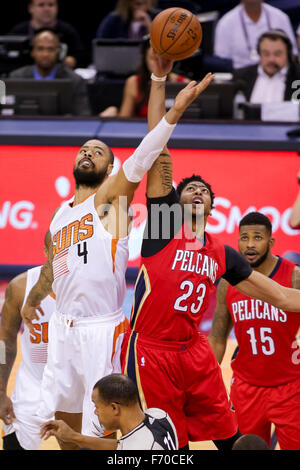 New Orleans, Louisiana, Stati Uniti d'America. 22 Novembre, 2015. New Orleans pellicani avanti Anthony Davis (23) e Phoenix Suns centro Tyson Chandler (4) passare per il tip off durante un'NBA Basketball gioco tra il New Orleans pellicani e il Phoenix Suns al Smoothie King Center di New Orleans, LA. Stephen Lew/CSM/Alamy Live News Foto Stock