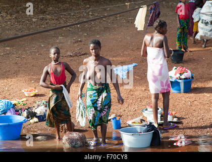 Gabu, GUINEA-BISSAU - Aprile 2, 2014: donne africane tenendo bagno e lavaggio biancheria dal fiume nelle zone rurali DI GUINEA-BISSAU Foto Stock