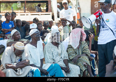 Gabu, Guinea Bissau - Aprile 8, 2014: africana delle NGO offrendo una lezione pubblica per gli anziani del villaggio rurale in Guinea Bissau Foto Stock
