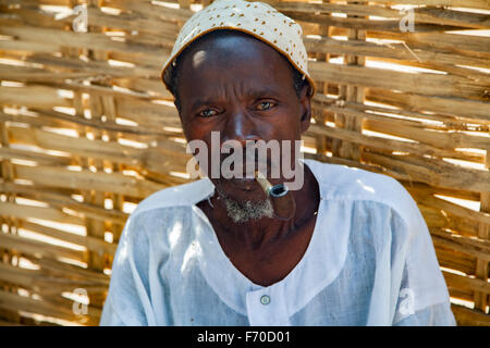 Gabu, Guinea-Bissau - 13 aprile 2014: Ritratto di un capo di villaggio africano che guida una riunione del consiglio nella Guinea-Bissau rurale Foto Stock