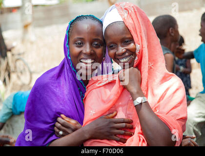 Gabu, Guinea-Bissau - 10 maggio 2014: Ritratto di due ragazze africane felici che indossano abiti e sciarpe tradizionali Foto Stock