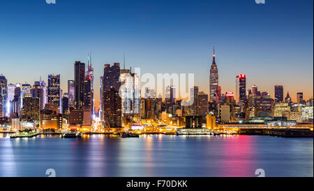 New York skyline della città all'alba, come visto da Weehawken, lungo la 42nd street canyon Foto Stock