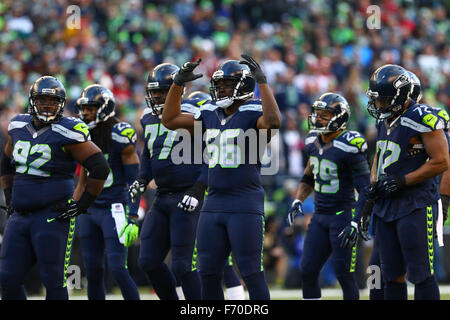 Seattle, Stati Uniti d'America. Novembre 22, 2015. Seattle Seahawks difensivo fine Cliff Avril (56) di segnali per la folla per ottenere più rumoroso durante un gioco tra il San Francisco 49ers e Seattle Seahawks al campo CenturyLink a Seattle, WA il 22 novembre 2015. Il Seahawks ha vinto 29-13. Credito: Cal Sport Media/Alamy Live News Foto Stock