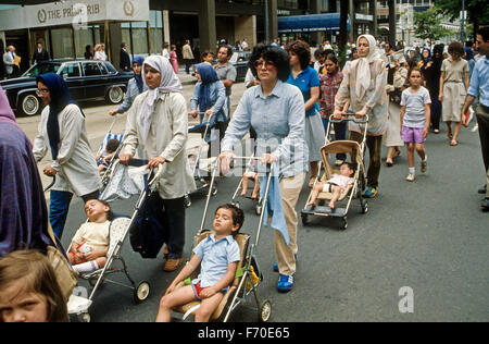 Washington, DC. USA, Giugno 1984 dimostrazione da parte musulmana studenti iraniani la società degli Stati Uniti e del Canada. I sostenitori del popolo della organizzazione Mojahedin dell Iran contro il regime di Khomeini. Credito: Mark Reinstein Foto Stock