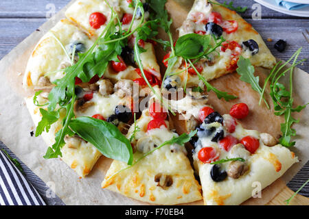 Pizza calda con funghi ed erbe aromatiche Foto Stock