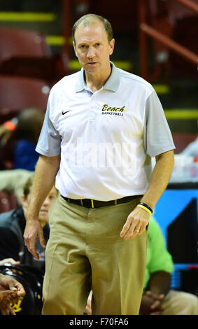 Charleston, Carolina del Sud, Stati Uniti d'America. 22 Novembre, 2015. Long Beach Stato Head Coach Dan Monson durante il NCAA pallacanestro tra la Oklahoma State Cowboys e la lunga spiaggia membro 49ers durante la Gildan Charleston Classic a TD Arena il 22 novembre 2015 a Charleston, Carolina del Sud. Credito: Cal Sport Media/Alamy Live News Foto Stock