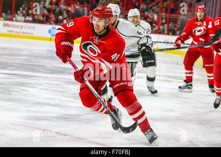 Raleigh, North Carolina, Stati Uniti d'America. 22 Novembre, 2015. Carolina Hurricanes centro Victor Rask (49) durante il gioco NHL tra il re de Los Angeles e Carolina Hurricanes al PNC Arena. Credito: Andy Martin Jr./ZUMA filo/Alamy Live News Foto Stock