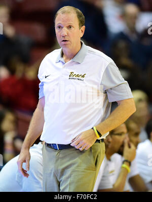 Charleston, Carolina del Sud, Stati Uniti d'America. 22 Novembre, 2015. Long Beach Stato Head Coach Dan Monson durante il NCAA pallacanestro tra la Oklahoma State Cowboys e la lunga spiaggia membro 49ers durante la Gildan Charleston Classic a TD Arena il 22 novembre 2015 a Charleston, Carolina del Sud. Credito: Cal Sport Media/Alamy Live News Foto Stock