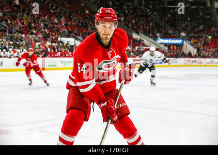 Raleigh, North Carolina, Stati Uniti d'America. 22 Novembre, 2015. Carolina Hurricanes defenceman Brett Pesce (54) durante il gioco NHL tra il re de Los Angeles e Carolina Hurricanes al PNC Arena. Credito: Andy Martin Jr./ZUMA filo/Alamy Live News Foto Stock