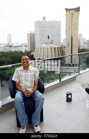 Jagdish Agarwal fondatore di Dinodia Photo Library seduta sulla terrazza del nuovo ufficio a Nariman Point di fronte a Vidhan Bhavan Bombay Mumbai Maharashtra India Asia - modello rilasciato Foto Stock