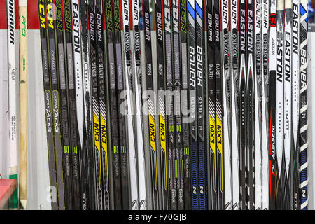 Raleigh, North Carolina, Stati Uniti d'America. 6 Nov, 2015. Dallas Stars bastoni da hockey durante il gioco NHL tra il Dallas Stars e Carolina Hurricanes al PNC Arena. © Andy Martin Jr./ZUMA filo/Alamy Live News Foto Stock