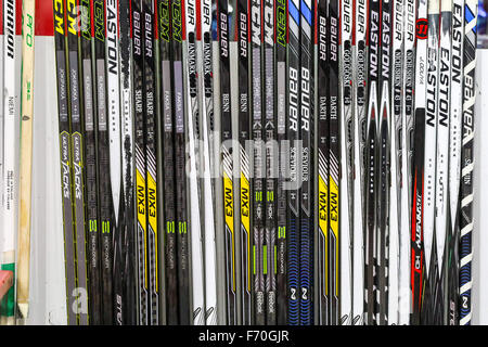 Raleigh, North Carolina, Stati Uniti d'America. 6 Nov, 2015. Dallas Stars bastoni da hockey durante il gioco NHL tra il Dallas Stars e Carolina Hurricanes al PNC Arena. © Andy Martin Jr./ZUMA filo/Alamy Live News Foto Stock