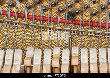 Close-up del vecchio pianoforte vintage all'interno di stringhe e martelli , abstract background musicale. Foto Stock