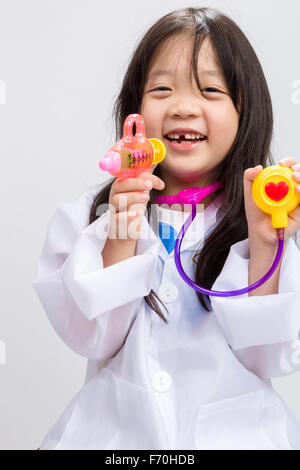 Giovane bambina medicazione medico con strumento medicale in mani. Foto Stock