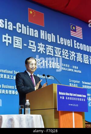 Kuala Lumpur, Malesia. 23 Nov, 2015. Il premier cinese LI Keqiang risolve il China-Malaysia ad alto livello del Forum Economico di Kuala Lumpur in Malesia, nov. 23, 2015. © Gao Jie/Xinhua/Alamy Live News Foto Stock