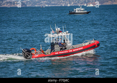 San Francisco Fire Department la barca di salvataggio di pattugliamento per la Baia di San Francisco durante la settimana della flotta, San Francisco, California, Stati Uniti d'America Foto Stock