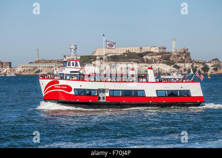 Il rosso e bianco Traghetto trasporto passeggeri in tutta la baia di San Francisco, San Francisco, California, Stati Uniti d'America Foto Stock