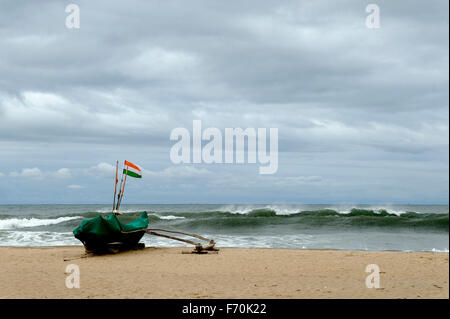 Peschereccio in spiaggia, Kunkeshwar, Sindhudurg, Maharashtra, India, Asia Foto Stock