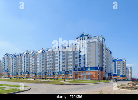 Orel, Russia - 15 Settembre 2015: Bella a più piani edificio residenziale nel nuovo quartiere della città Foto Stock