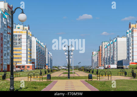 Vicolo centrale con lanterne in un nuovo quartiere residenziale Foto Stock