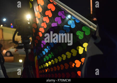 Dallas, Texas, Stati Uniti d'America. 22 Novembre, 2015. Close up Gay Pride bandiera di cuori a Dallas questura rally dalla comunità LGBT membri indignato alla inazione di polizia su 15 attacchi contro i membri LGBT negli ultimi due mesi. Credito: Brian T. Humek/Alamy Live News Foto Stock