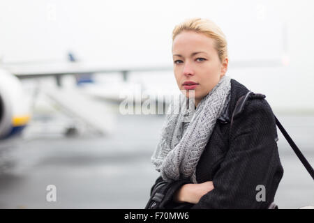 Donna imbarco aereo. Foto Stock