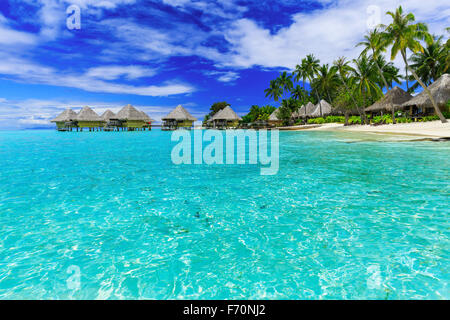 Bungalow sull'acqua di lusso resort tropicale, isola di Bora Bora, vicino a Tahiti, Polinesia francese, oceano pacifico Foto Stock