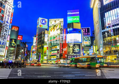 Tokyo, Shibuya. Il 30 gennaio 2015. Il quartiere Shibuya di Tokyo. Shibuya è il quartiere popolare di Tokyo, per la sua croce pedonale Foto Stock