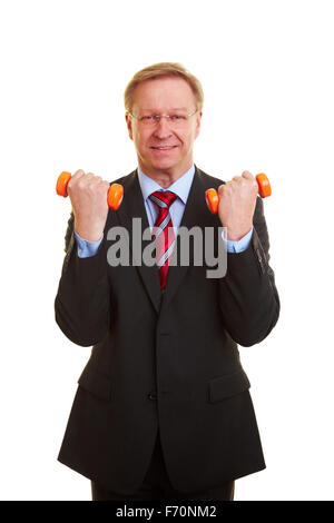 Imprenditore Senior esercitando con due manubri arancione Foto Stock