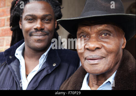 Ritratto di un uomo anziano in piedi di fronte a un giovane uomo sorridente, Foto Stock
