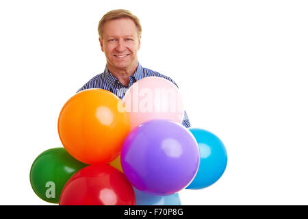 Felice uomo anziano con palloncini colorati festeggia il suo compleanno Foto Stock