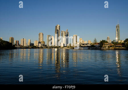 Appartamento torri riflessa nel canal, Surfers Paradise, Gold Coast, Queensland, Australia Foto Stock