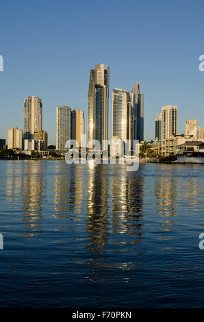 Appartamento torri riflessa nel canal, Surfers Paradise, Gold Coast, Queensland, Australia Foto Stock