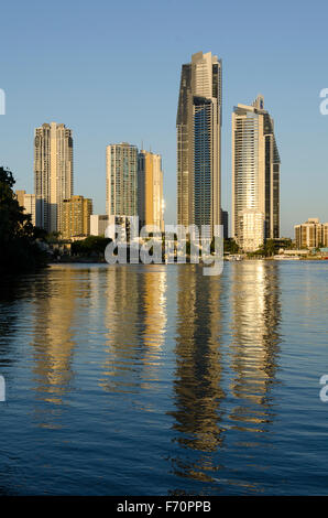 Appartamento torri riflessa nel canal, Surfers Paradise, Gold Coast, Queensland, Australia Foto Stock
