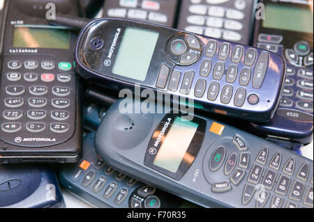 Pila di vecchi telefoni cellulari in attesa di essere riciclato, Foto Stock