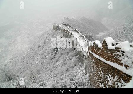 Beijing, Pechino, CHN, Cina. 22 Novembre, 2015. Pechino, Cina - 22 Novembre 2015: (solo uso editoriale. Cina) la Grande Muraglia di neve. © SIPA Asia/ZUMA filo/Alamy Live News Foto Stock