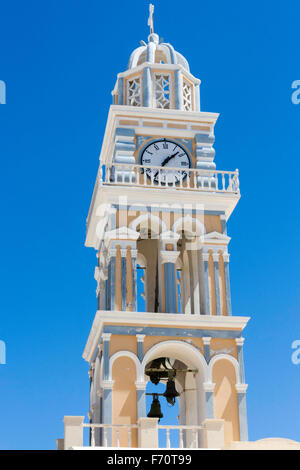Santorini Fira. Grande campanile con orologio sul piano superiore, il campanile della chiesa di Agios Ioannis tou Vaptisti. Cielo blu sullo sfondo. Foto Stock
