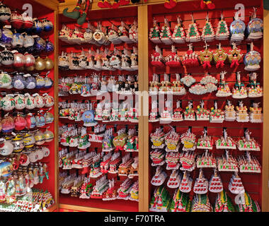 Un display di albero di Natale ornamenti per la vendita presso la Union Square mercato bancarelle di vacanza a New York City Foto Stock