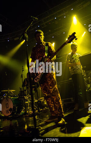 Milano Italia. 22 novembre 2015. L'islandese di due pezzi di banda alternativa FUFANU suona dal vivo sul palco a Fabrique apertura della mostra di Giovanni concedere credito: Rodolfo Sassano/Alamy Live News Foto Stock