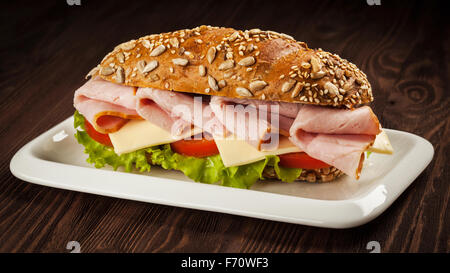 Panino di prosciutto su sfondo di legno Foto Stock