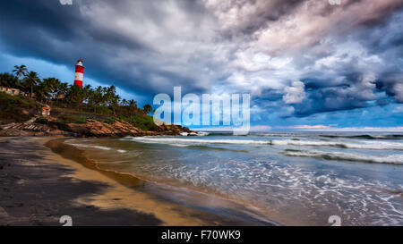 Raccogliere tempesta, spiaggia, faro. Il Kerala, India Foto Stock